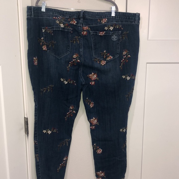 Lori Felt| Jeans| Women’s| Size 28W| Denim| Embroidered floral Jeans, Classic - Picture 6 of 15